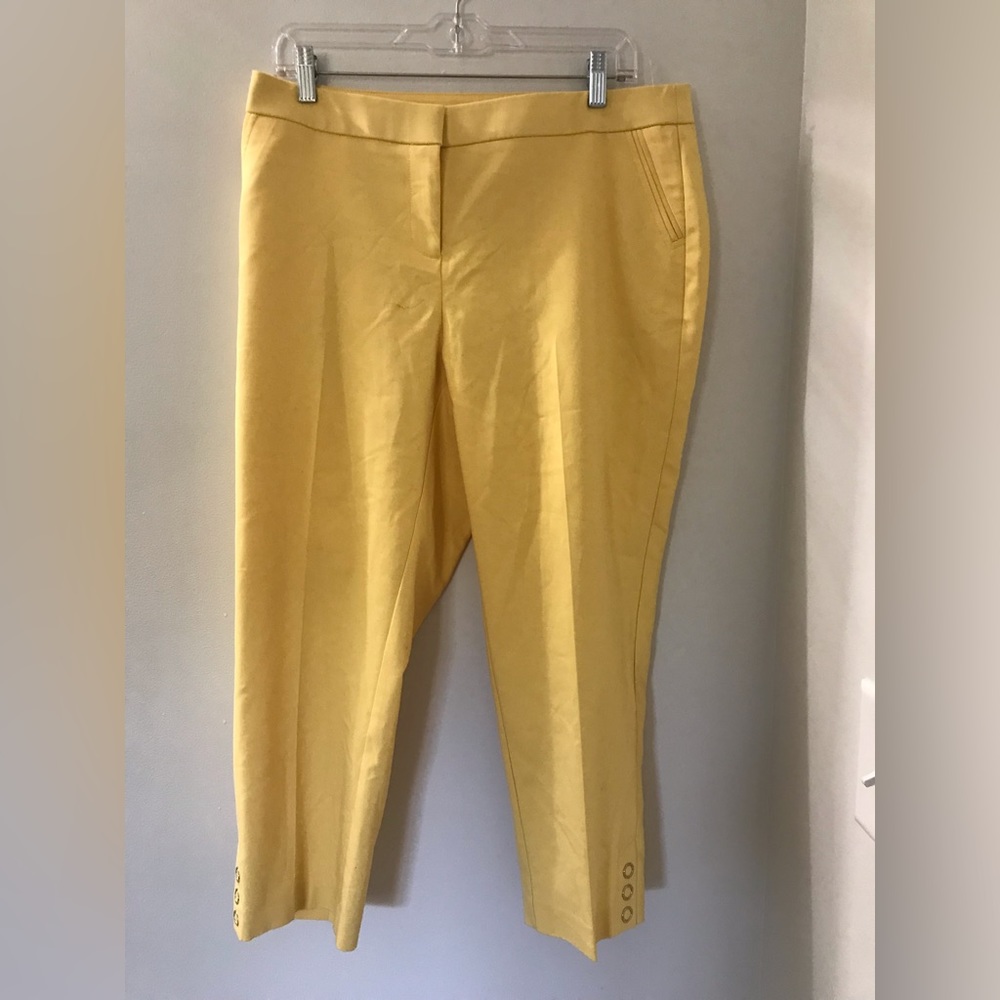 Rafaela Curvy Yellow Capris With Gold Accents SZ 10